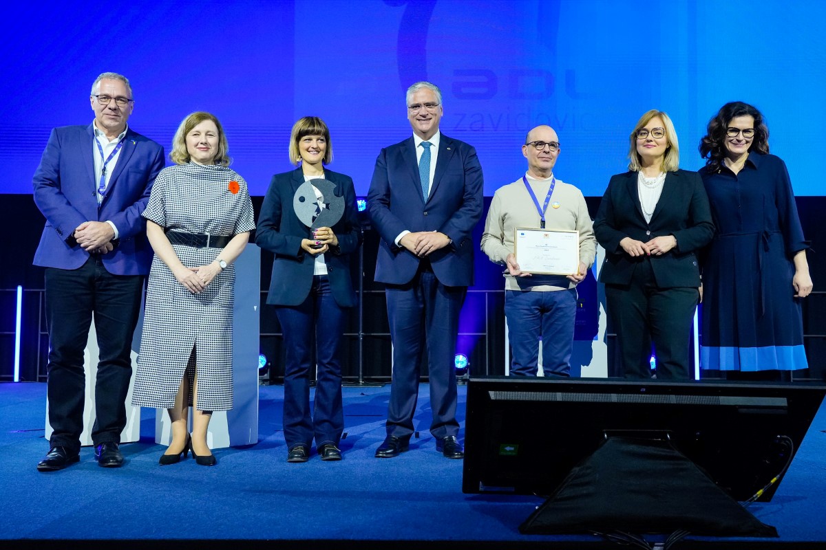 Remise du “prix du maire Pawel Adamowicz” à Maddalena Alberti et Alia Myronova (maire d’Inhulka, Ukraine). A gauc he, Patrick Molinoz (Bourgogne-Franche-Comté). Photo Comité européen des régions.