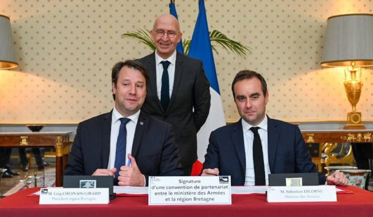 Signature de la convention entre le ministre et le président de Région. Photo ministère des Armées.