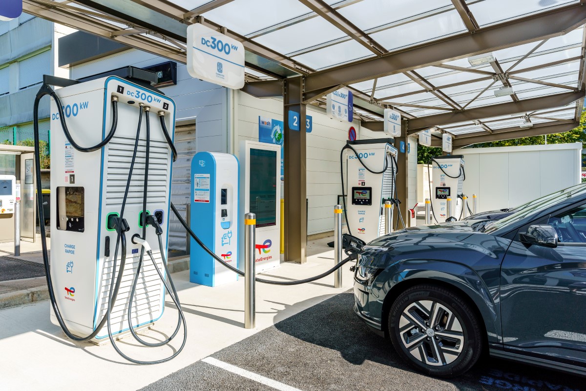 …et station-service TotalEnergies 100 % électrique, de nos jours à Metz.Photo TotalEnergies