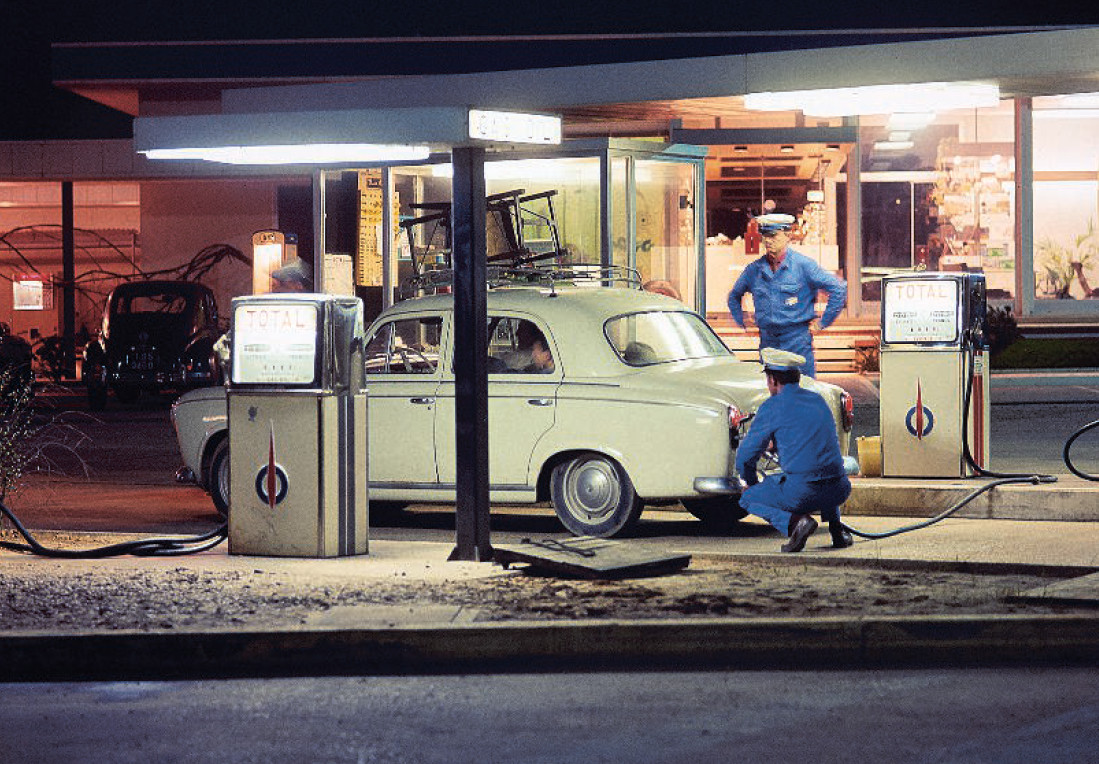 Station-service Total de nuit, en 1969. Photo TotalEnergies