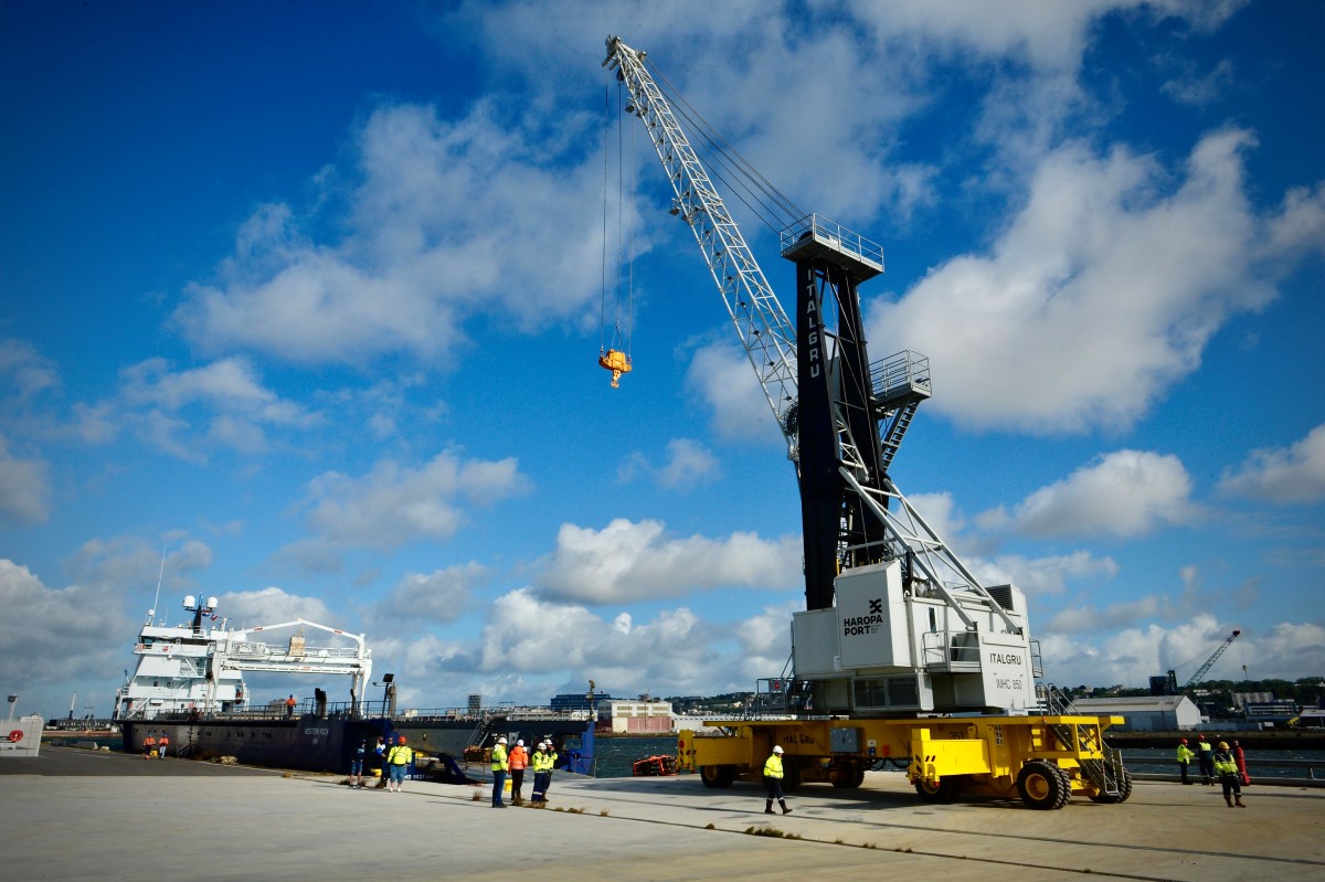Le 6 juillet, arrivée au Havre de la nouvelle grue. Photo HAROPA PORT.