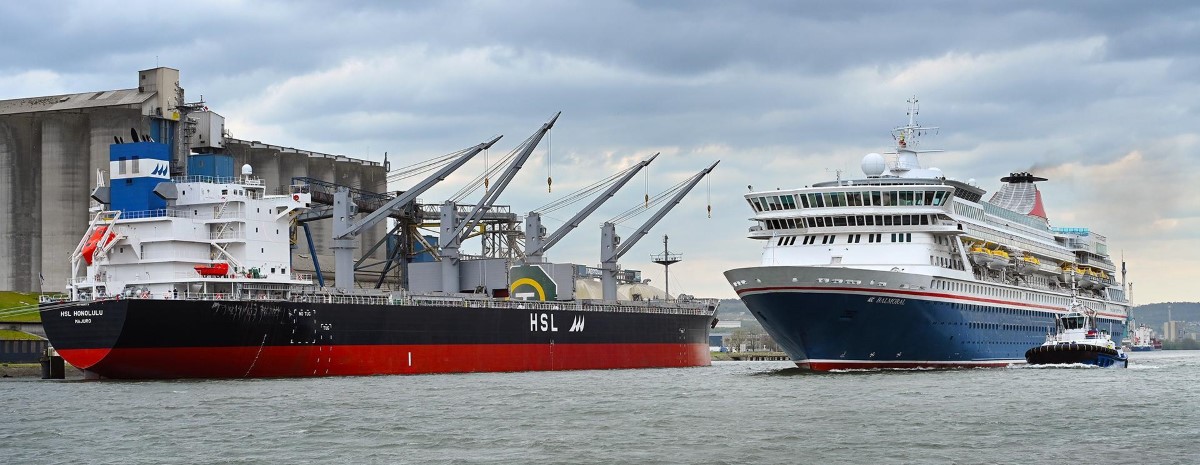 Paquebot croisant un navire céréalier devant le terminal céréales de Rouen. Photo HAROPA PORT.