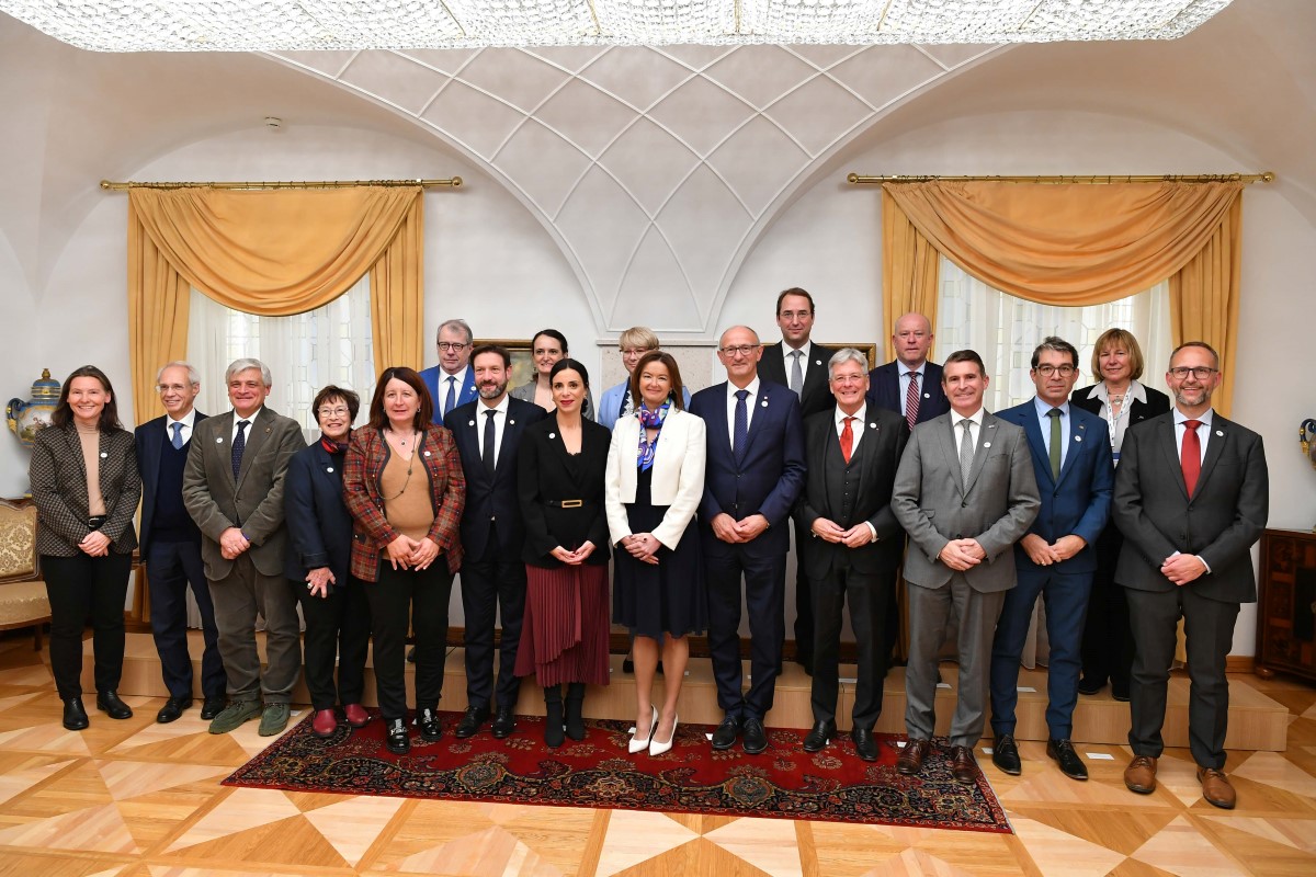 L’ensemble des participants du sommet des régions alpines.Photo Région Auvergne-Rhône-Alpes.