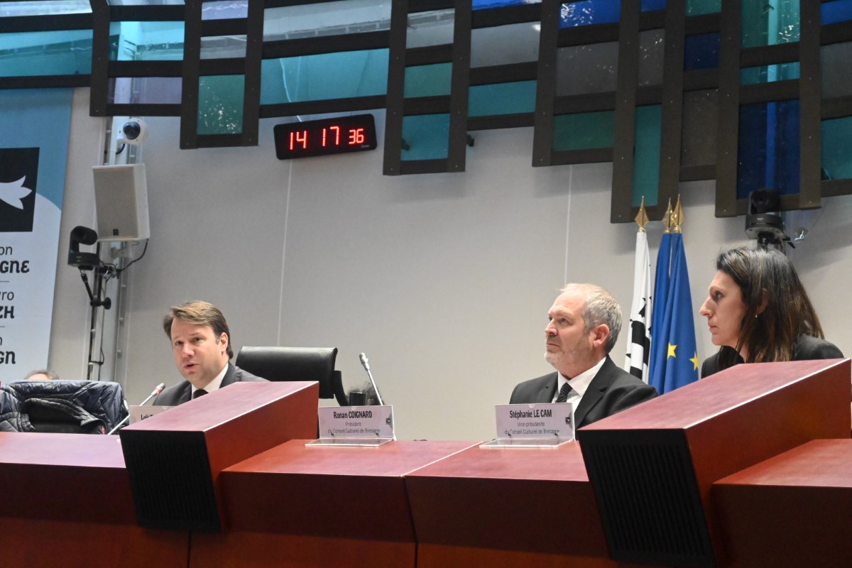 De gauche à droite, Loïg Chesnais-Girard, président de Région ; Ronan Coignard, président du CCB et Stéphanie Le Cam, vice-présidente du CCB et co-autrice du rapport sur l'IA. Photo Région Bretagne