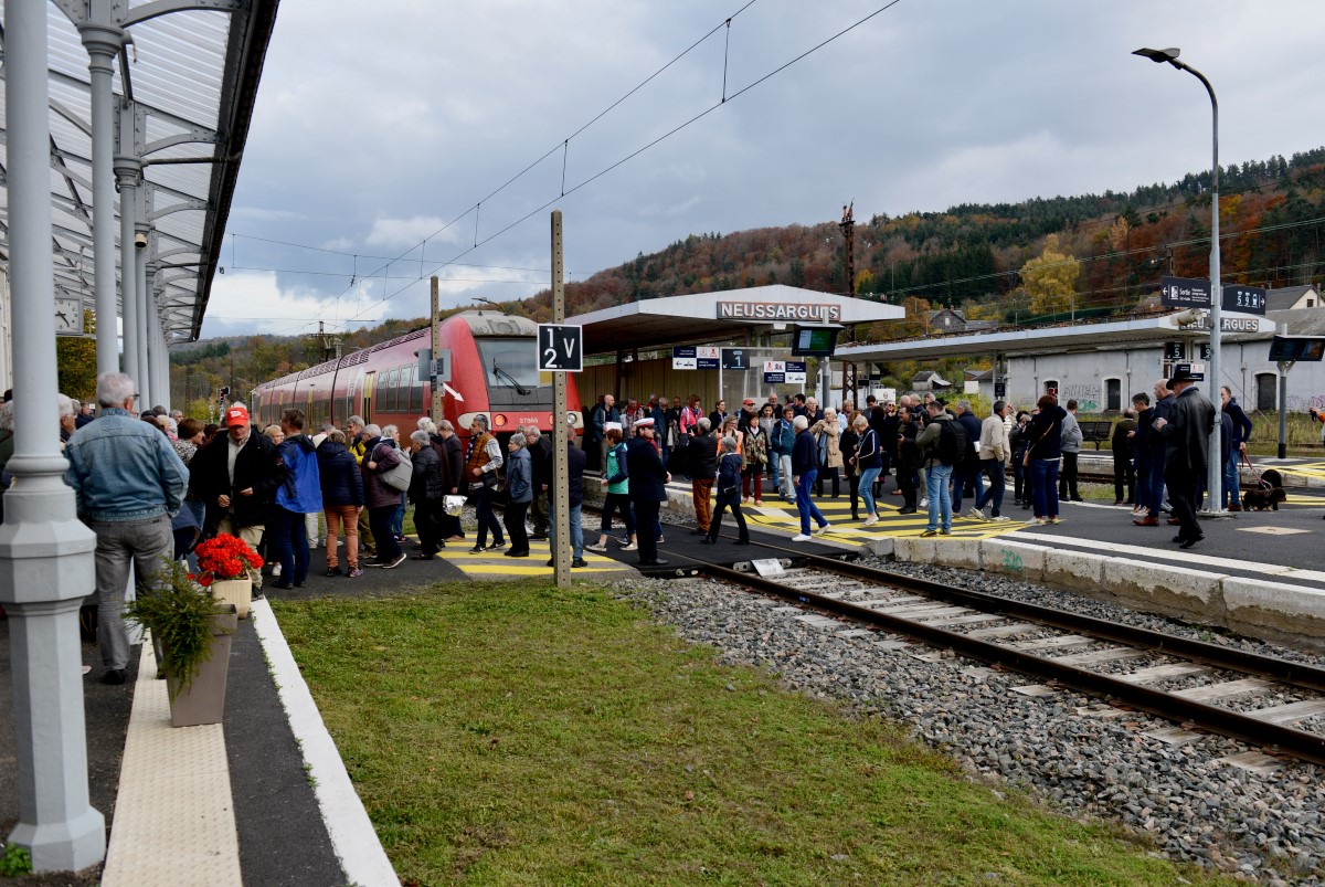 Beaucoup de monde à Neussargues pour cette remise en circulation. Photo Guy Charmentier.