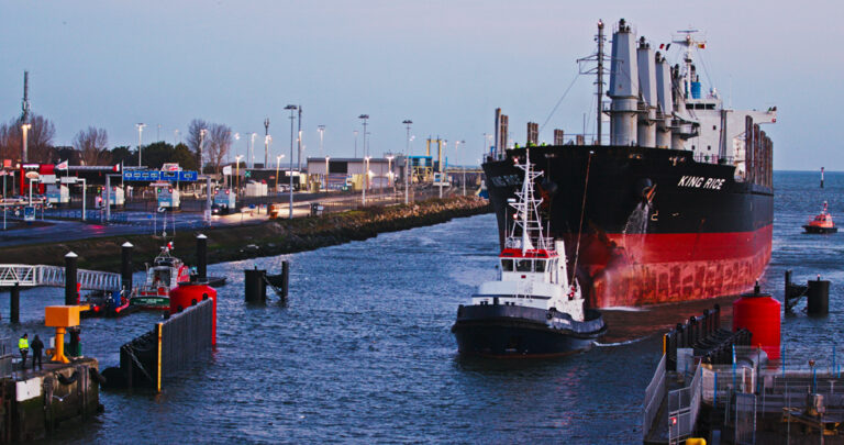 Le vraquier panaméen King Rice de franchir sa grande écluse du port de Caen-Ouistreham