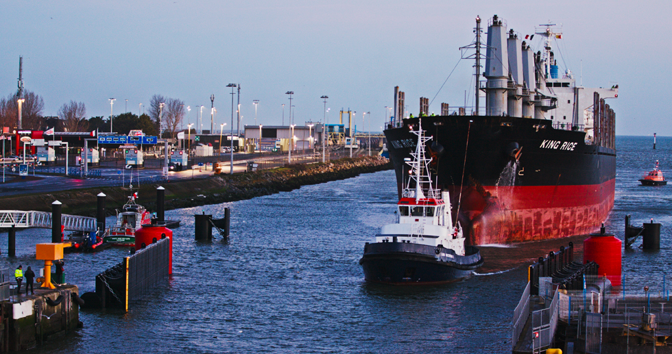 Le vraquier panaméen King Rice de franchir sa grande écluse du port de Caen-Ouistreham