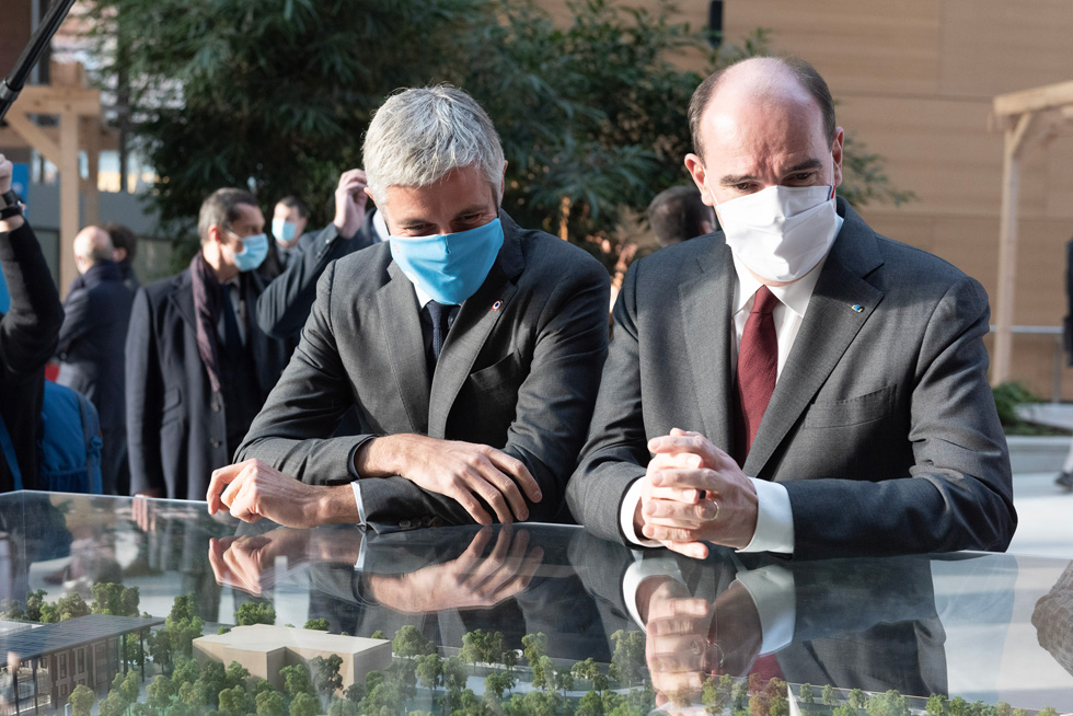 Laurent Wauquiez et Jean Castex signant un accord de relance