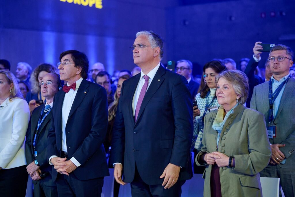 Elio di Rupo,le président Cordeiro et la commissaire européenne Elisa Ferreira pendant l’hymne européen. Photo CdR.