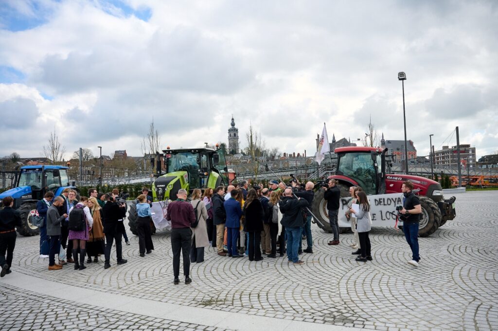 Des tracteurs pour accueillir les élus européens. Photo CdR