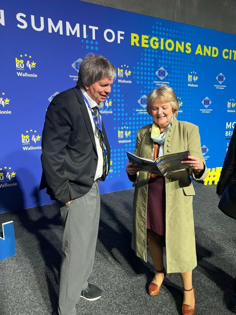 La commissaire européenne Elisa Ferreira ravie de découvrir son interview dans le numéro spécial de Régions Magazine, ici en compagnie de Philippe Martin, directeur de la rédaction. Photo Hélène Dressen CdR.