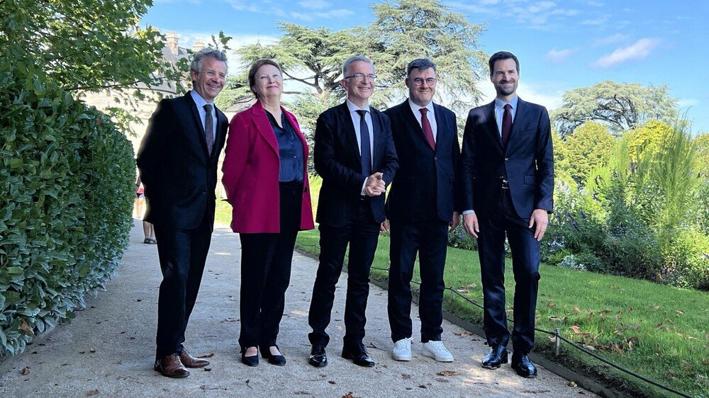 Élus et représentants de Michelin autour du président de Région François Bonneau. Photo région Centre-Val de Loire