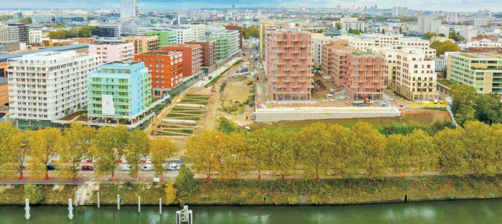 Le village olympique et paralympique à l’Ile-de-Saint-Denis, accueillera 14.000 athlètes pendant les Jeux, et proposera dès 2025, 2.800 logements et six hectares d’espaces verts. Photo Dronepresse Solideo.