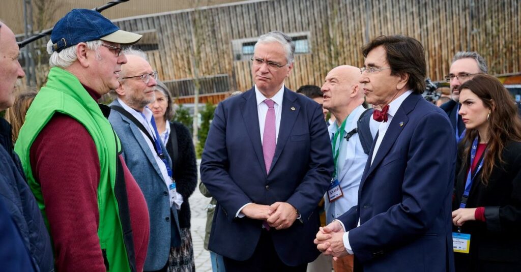Dialogue entre le président du CdR Vasco Alves Cordeiro, le ministre-président de la Région wallonne Elio Di Rupo, et les agriculteurs. Photo CdR.