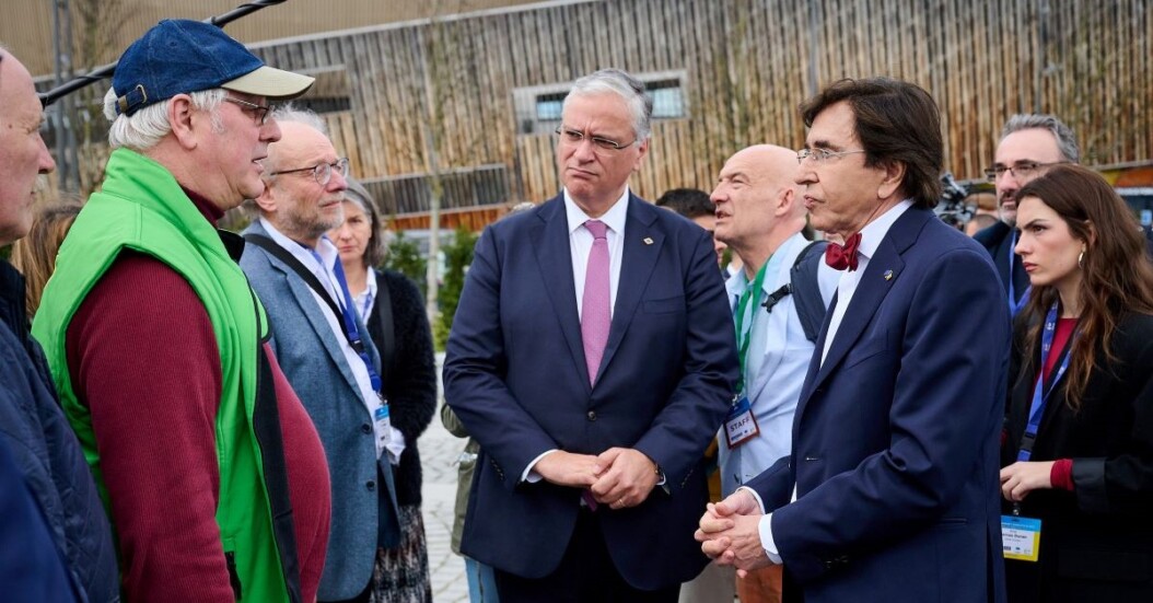 Dialogue entre le président du CdR Vasco Alves Cordeiro, le ministre-président de la Région wallonne Elio Di Rupo, et les agriculteurs. Photo CdR.
