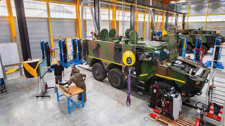 Atelier de maintenance de véhicules de l’armée de terre au sein de la BITD. Photo ministère des Armées.