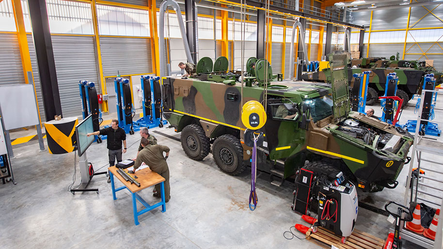 Atelier de maintenance de véhicules de l’armée de terre au sein de la BITD. Photo ministère des Armées.