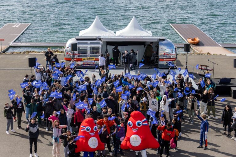 Un rassemblement sportif et festif autour du stade nautique olympique. Photo : © Région Île-de-France/Hugues-Marie Duclos