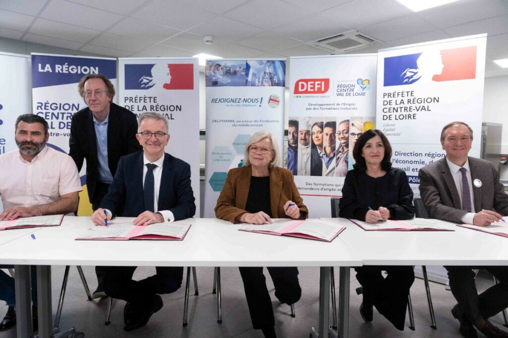 La signature du Pacte s’est déroulée dans les locaux de la société Delpharm à Tours. Photo ministère du Travail.