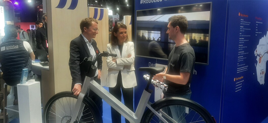 Au pavillon Pays de la Loire, la présidente Christelle Morançais admire le premier vélo hybride conçu dans sa région. Photo Philippe Martin Régions Magazine.