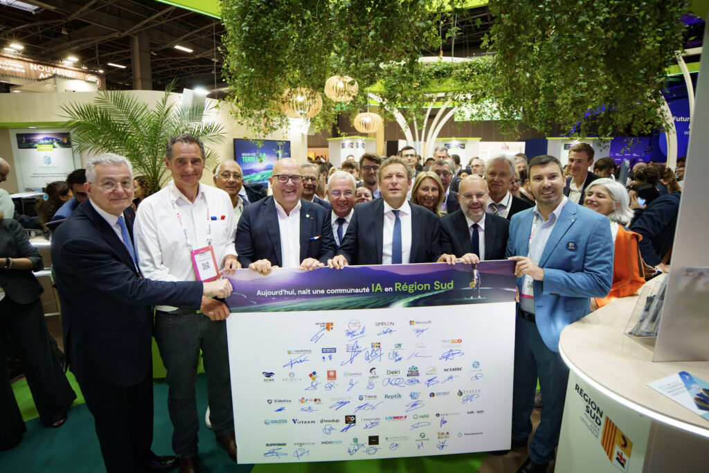Au Pavillon Provence-Alpes-Côte d’Azur, signature du panneau marquant la naissance de la “Communauté IA”, en présence de François de Canson, vice-président du conseil régional, et d’Audrey Brun-Rabuel, directrice générale de l’Agence RisingSud. Photo Pierre-Emmanuel Trigo Régions Sud.