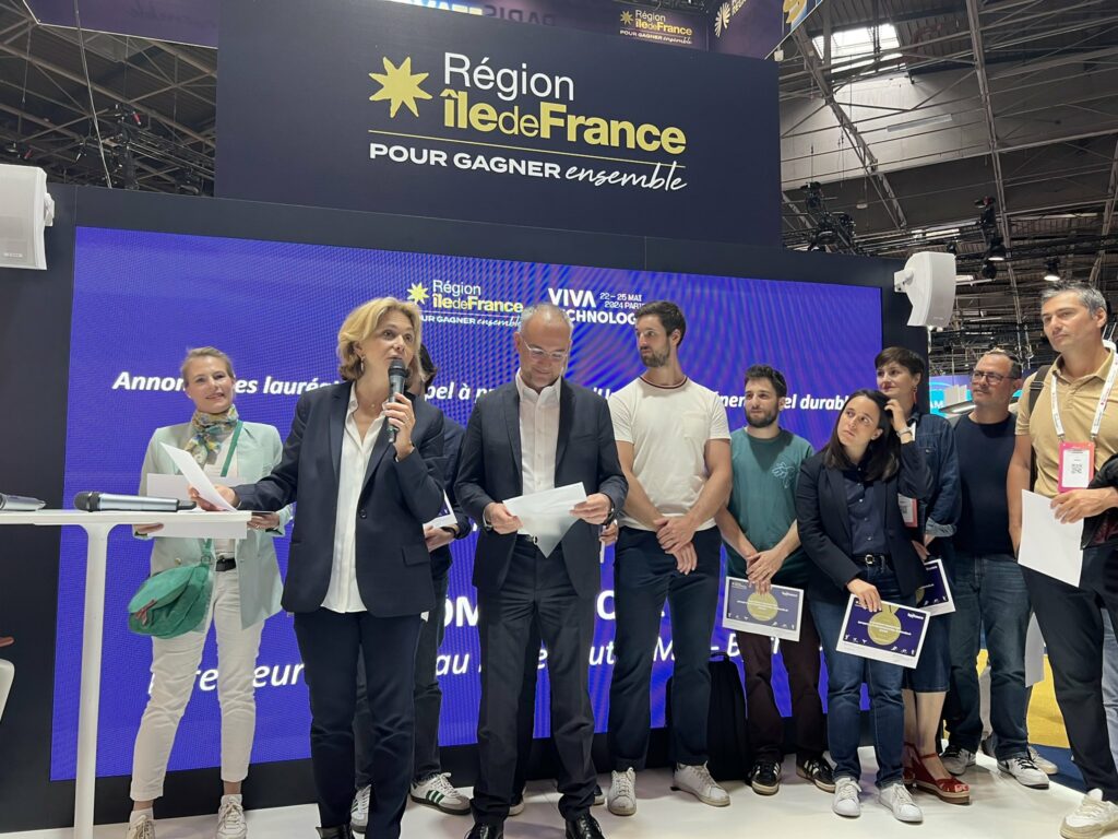 Au Pavillon de l’Île-de-France, la présidente Valérie Pécresse félicite les lauréats d’« Inno’up Sport et Développement durable », start-ups franciliennes qui développement des innovations favorisant un sport plus responsable. Photo Région Île-de-France.