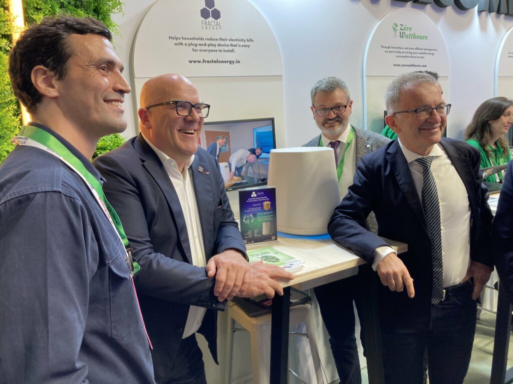 François Bonneau, président de la Région Centre-Val de Loire, présente les start-ups de sa région à Bruno Bonnel, secrétaire général pour l’investissement France2030. Photo Région Centre-Val de Loire.