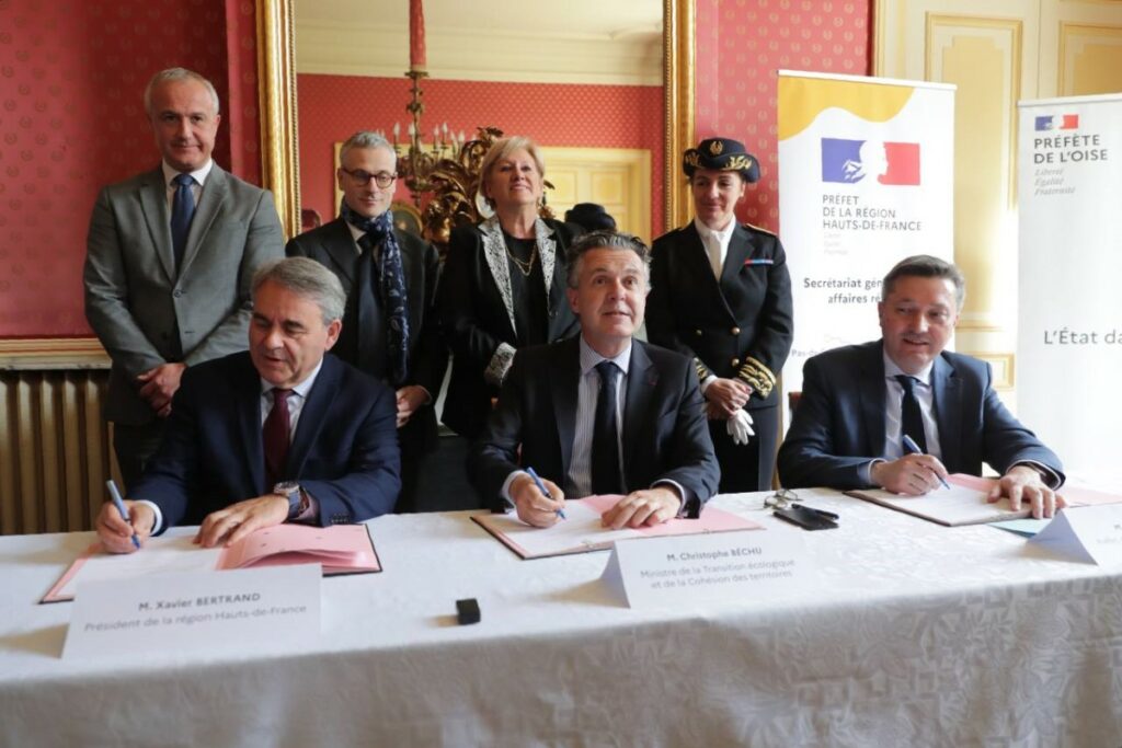 Signature du volet Mobilité du CPER par le président Xavier Bertrand et le ministre Christophe Béchu. Photo Région Hauts-de-France.