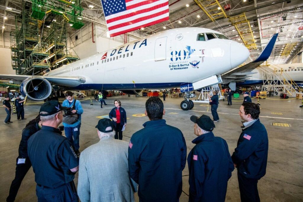 Les familles découvrent l’avion qui leur sera réservé.
