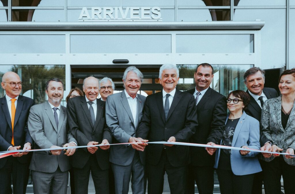 Vendredi 17 mai, Hervé Morin, président de la Région Normandie et les membres du Syndicat mixte de l'aéroport de Deauville-Normandie en présence de Philippe Augier, maire de Deauville et d’Yves Lefebvre, président de la CCI Seine-Estuaire, ont inauguré l’aérogare de Deauville – Normandie. Crédit photo : Galliot / Région Normandie