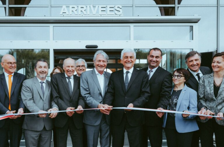 Vendredi 17 mai, Hervé Morin, président de la Région Normandie et les membres du Syndicat mixte de l'aéroport de Deauville-Normandie en présence de Philippe Augier, maire de Deauville et d’Yves Lefebvre, président de la CCI Seine-Estuaire, ont inauguré l’aérogare de Deauville – Normandie. Crédit photo : Galliot / Région Normandie