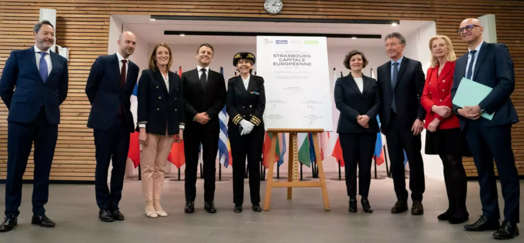Réunion à Strasbourg le 26 avril dernier, pour la signature du 15ème “contrat triennal Strasbourg, capitale européenne” : autour du président de la République, on reconnaît notamment le président de la CEA Frédéric Bierry, la préfète du Grand Est Josiane Chevalier, la présidente de l’Eurométropole Strasbourg Pia Imbs et le président de la Région Grand Est Franck Leroy. Photo Elysée.