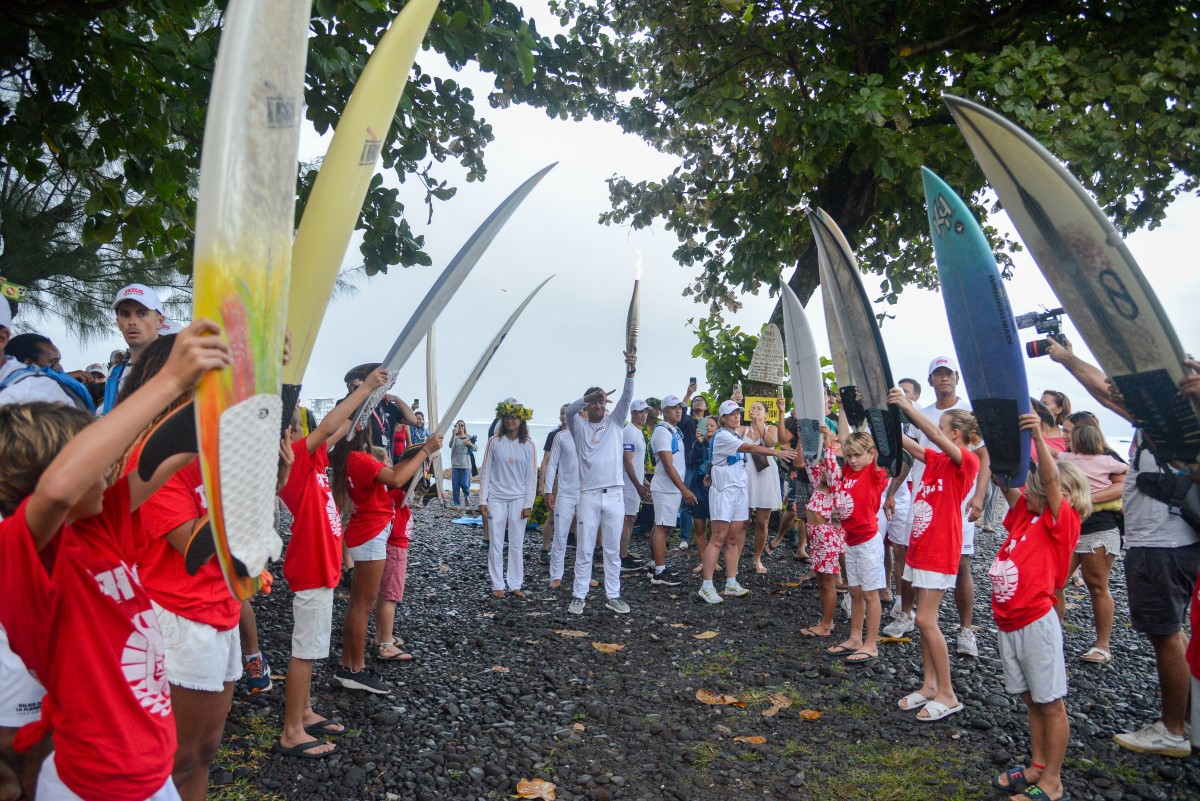 Accueil par les licenciés de la Fédération Tahitienne de surf à la pointe Fare Mahora. Photo SIPA PRESS Massimo Colombini.