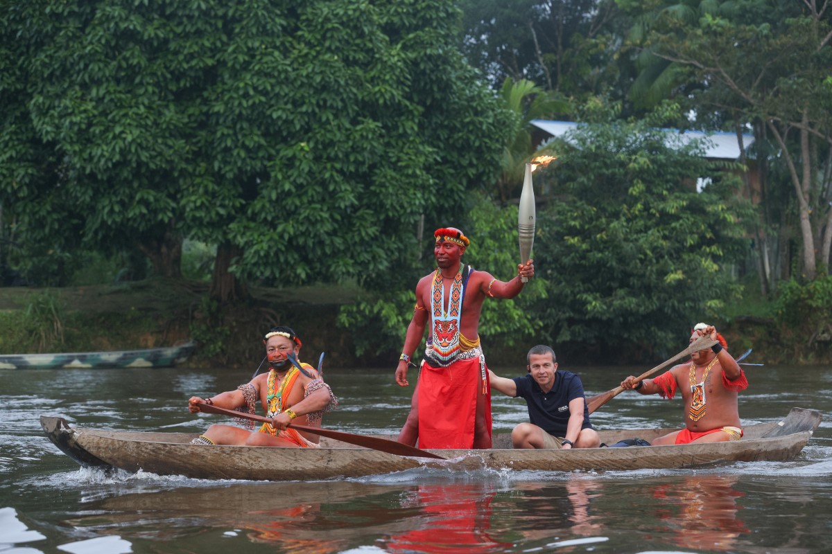 En Guyane la Flamme a également voyagé en pirogue.