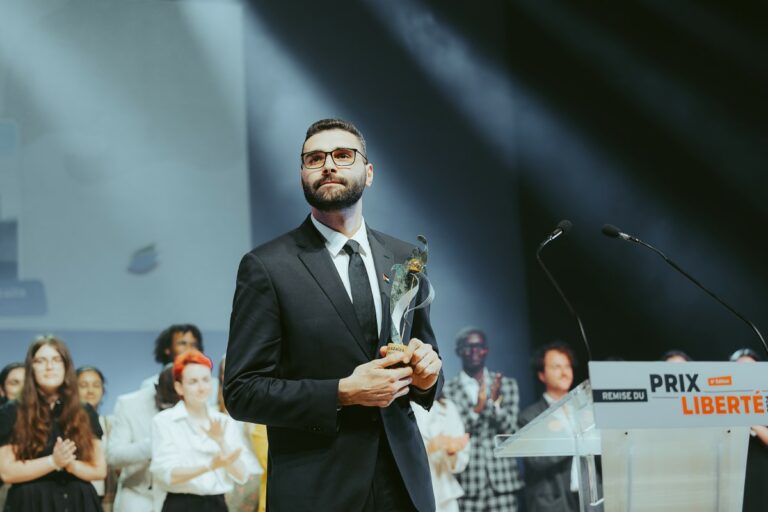 Motaz Azaïza et son prix. Photo Pierre Gaillot Région Normandie