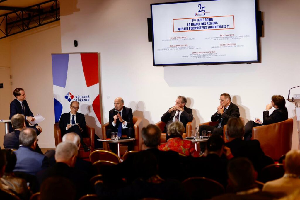 Éric Woerth (à gauche) avec Pierre Moscovici, premier président de la Cour des comptes, et Renaud Muselier, président de la Région Sud, lors des 25 ans des Régions au Sénat. Photo Philippe Martin Régions Magazine.