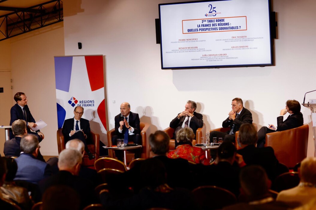 Éric Woerth (à gauche) avec Pierre Moscovici, premier président de la Cour des comptes, et Renaud Muselier, président de la Région Sud, lors des 25 ans des Régions au Sénat. Photo Philippe Martin Régions Magazine.