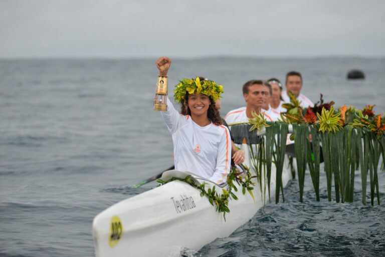 Arrivée de la Flamme sur l’eau à Teahupoo. Photo SIPA PRESS Massimo Colombini.