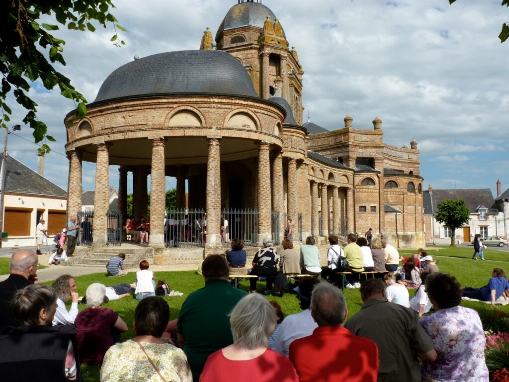 Des personnes devant une église