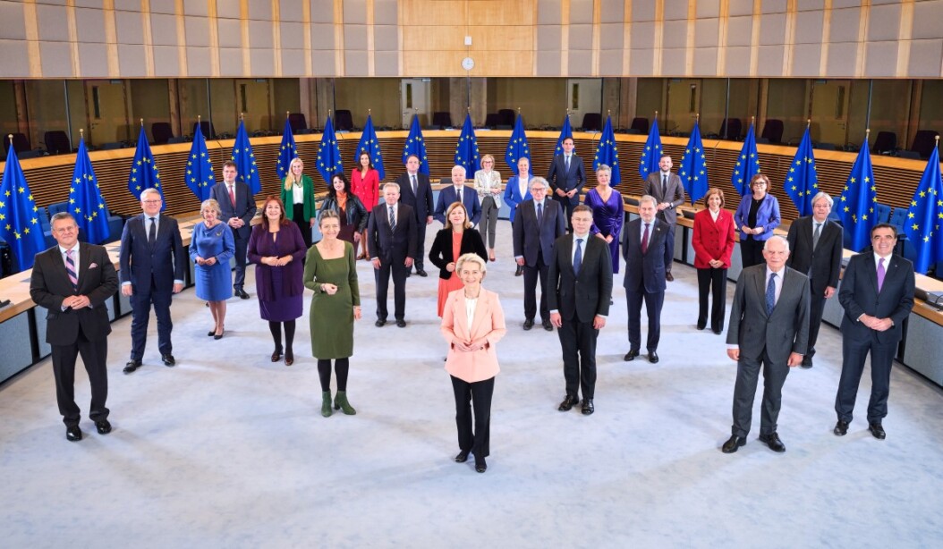 Ursula von der Leyen entourée de l’actuelle Commission, le 29 novembre dernier au siège de la Commission, le Berlaymont à Bruxelles. Photo CE Claudio Centonze.