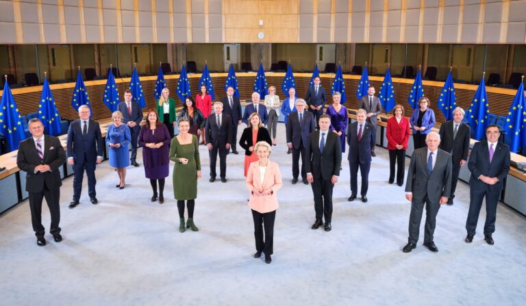 Ursula von der Leyen entourée de l’actuelle Commission, le 29 novembre dernier au siège de la Commission, le Berlaymont à Bruxelles. Photo CE Claudio Centonze.