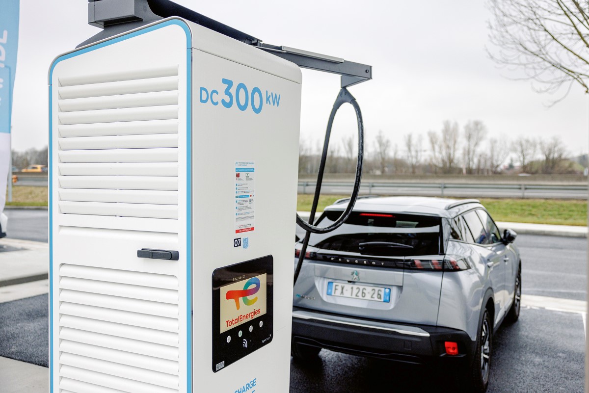 Une voiture électrique en charge
