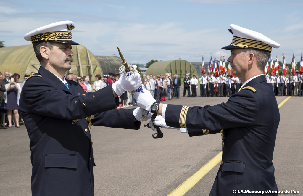 En 2016, la fermeture de la Base avait été saluée par la présence du général Serge Soulet, commandant les forces aériennes et du colonel Pierre Réal, commandant la BA 102, qui avaient conjointement présidé cette cérémonie. Photo LA Maucorps – Armée de l’air.