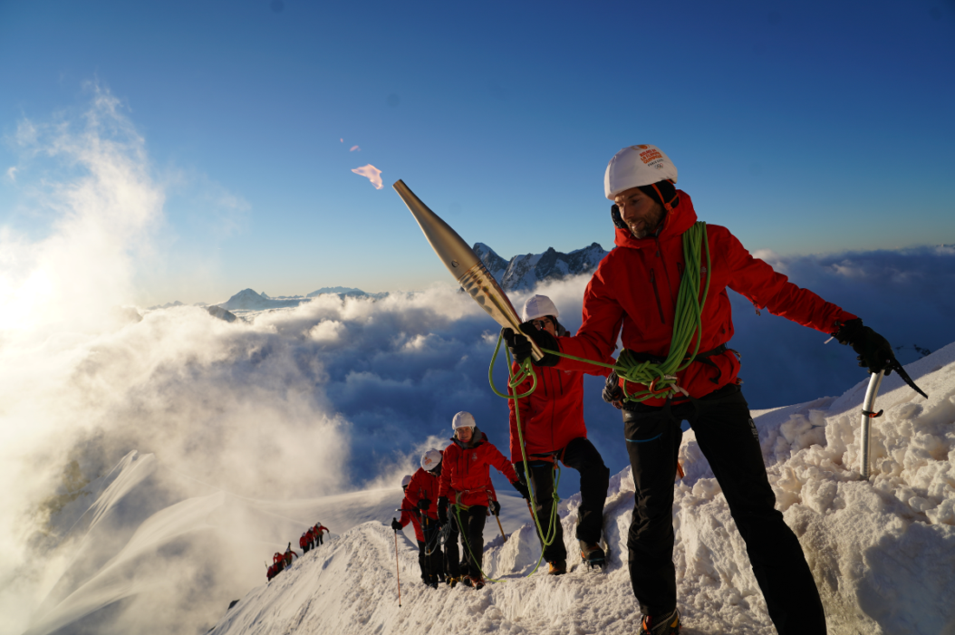 Porteurs de la flame olympique au sommet d'une montagne