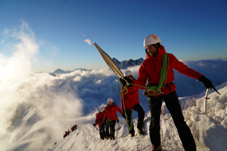 Porteurs de la flame olympique au sommet d'une montagne