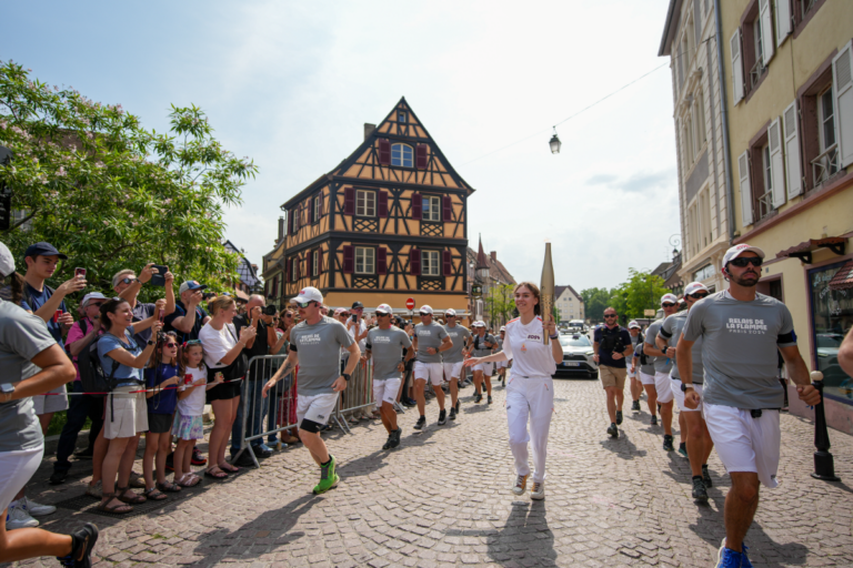 La flamme olympique dans les rues de Colmar