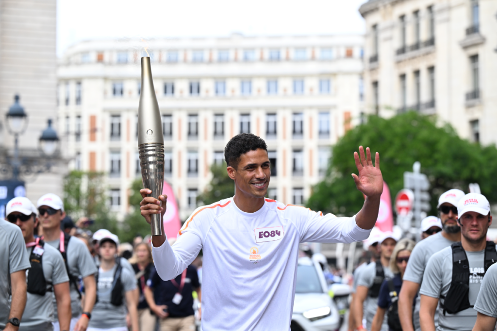 Raphaël Varane porte la flamme olympique