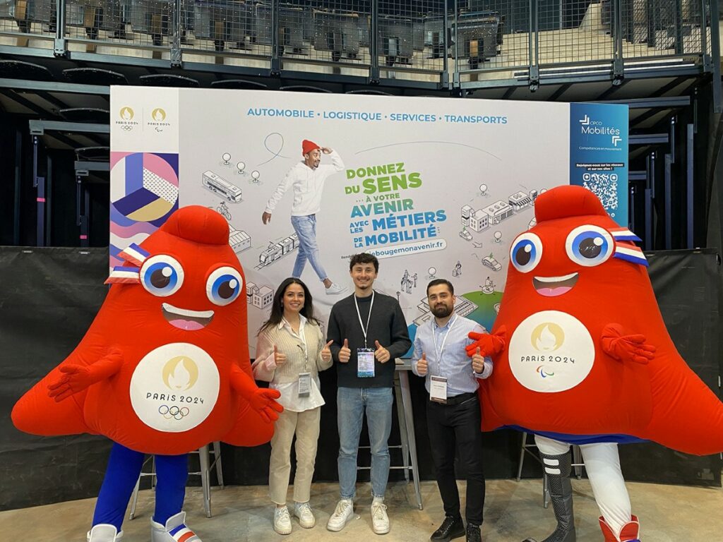 Une partie de l’équipe d’OPCO Mobilités aux côtés des mascottes de Paris 2024.