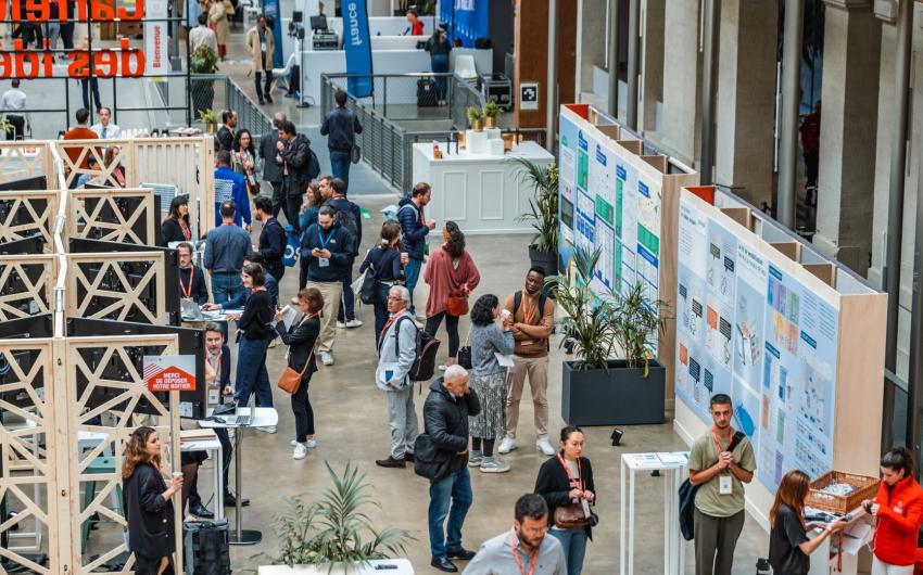 Le public déambule dans un hall