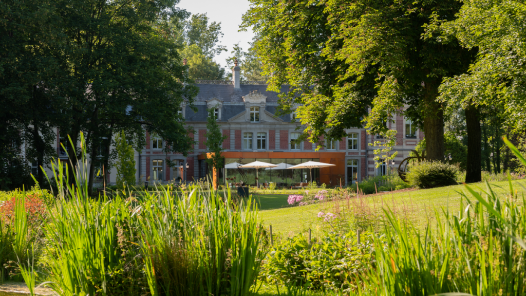Le Château de Beaulieu à Busnes, dans son écrin de verdure. Busnes est une commune de 1.200 habitants, située au nord du Pas-de-Calais, sur le territoire de l’agglomération de Béthune, à 45 minutes de Lille via l’autoroute A26, et desservie par plusieurs routes départementales très campagnardes. Photo Studio Helle99